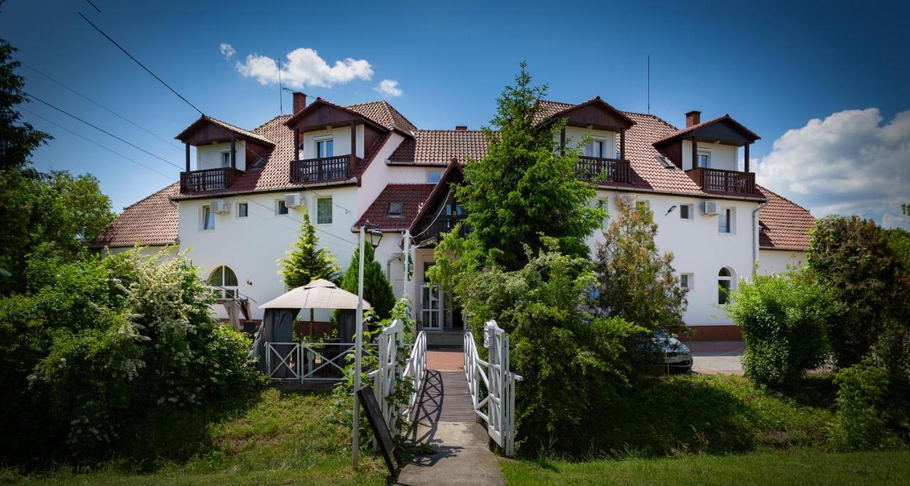 Alabastrom Panzio Es Etterem Bed and Breakfast Bogács Exteriör bild