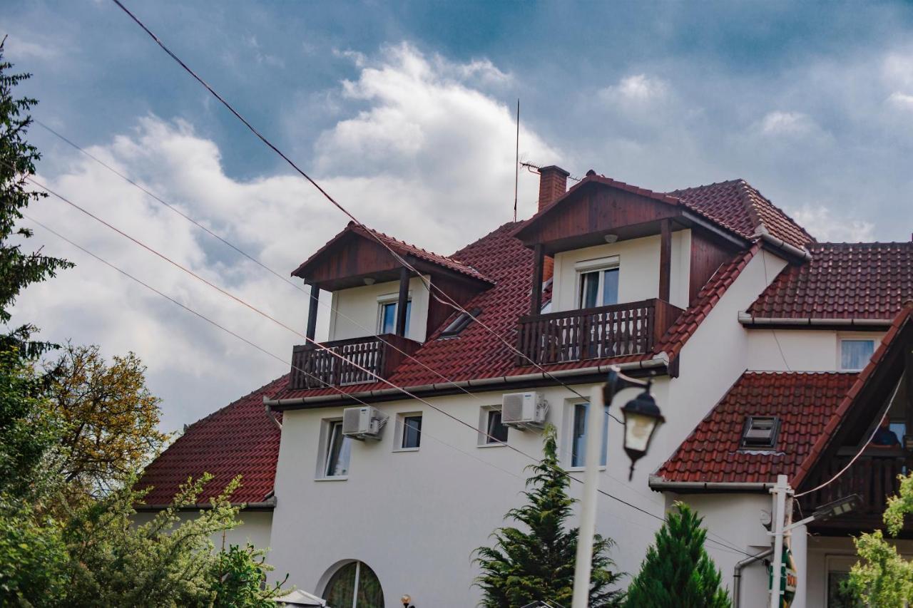 Alabastrom Panzio Es Etterem Bed and Breakfast Bogács Exteriör bild